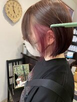 シー 岡崎(,SHE)&nbsp;チラ見えピンクインナーカラー×艶感ボブで垢抜けヘア