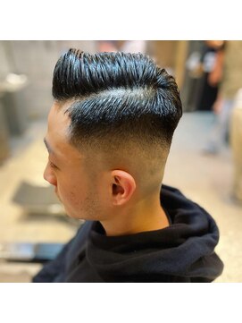 フランクスバーバー アンド ビアークラブ(FRANK'S BARBER and BEER CLUB) サイドグラデーションスキンフェードカットかき上げ七三分け