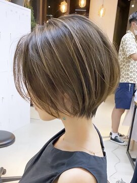 ミィ 浦和(mee) 【mee.】　コントラストハイライト 　前下がりショート ボブ