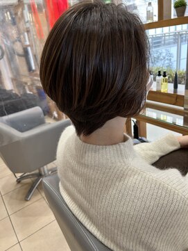 スタジオ アルファプラス 日暮里店(studio α+) ステップボーンカットカットボブショートハイライト白髪ぼかし/