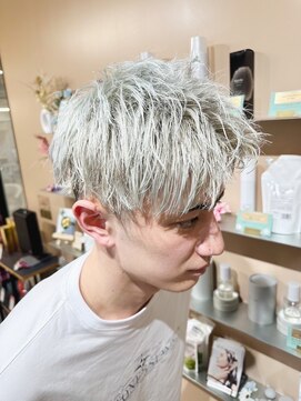 チェレ ロッソ 金剛店(Chere rosso) フェザーショート/短髪シルバーヘア