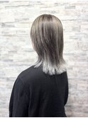 50代大人女性の後姿が30代に見られるおしゃれな白髪ぼかし