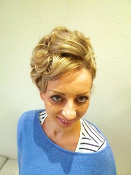 ヘアセットサロンエッジ(Edge) 中世ヨーロッパ風アップ