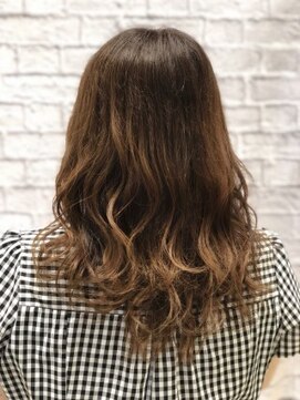 ミーティア バイ クアトロ(Meteor By QUATRO) ブラウンカラーでCカールに可愛い巻きスタイル