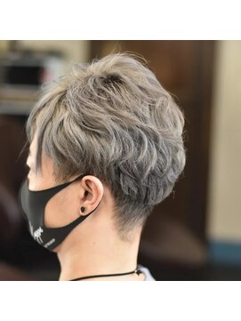 ヘア ウィズウォーター HairWithWater クール系カラーでシャープな印象のスタイリッシュショート