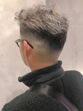 フランクスバーバーリザーブ 人形町店(FRANK’S BARBER RESERVE) フェザーカットシルバーカラー　ｙ