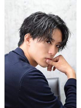 オルズ 渋谷(ALLZ) 黒髪センターパートウルフ縦落ちツイストスパイラルパーマ波巻き