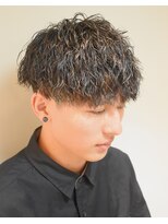 フリーク バーバーショップ 都島店(FREAK BARBER SHOP) 黒髪短髪ツーブロックマッシュ縦落ちツイストスパイラルパーマ
