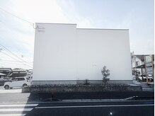 デイズド(DAZED)の雰囲気（サロンの外観。ミニマルで、小さな美術館のような佇まい。）