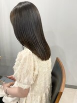 カミエ(kamie)&nbsp;セミロングのグレージュ × 透明感のある上品な仕上がり