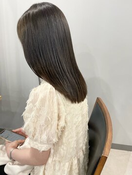 カミエ(kamie) セミロングのグレージュ × 透明感のある上品な仕上がり
