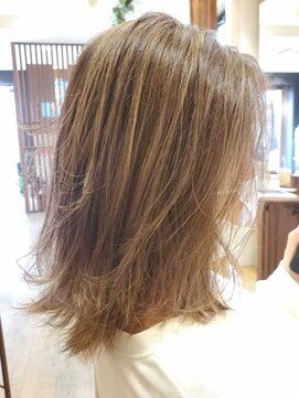 バグスドゥア(Bagus dua) 外ハネミディアム×ミルクベージュ【大日/バグスドゥア】