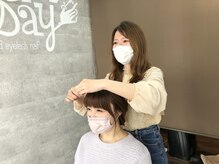 ≪美容室でセットした髪型を自宅でも再現できるようにスタイリング方法をアドバイス≫