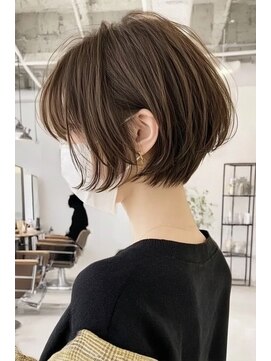 リアン アオヤマ(Liun Aoyama) 前下がりと丸みショート