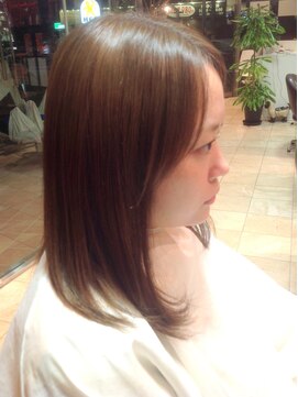 リリアンドミー(Lyri & Mii) ツヤ感重視のストレートセミディ