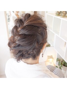 シャイロ(ShyRoh) 編み込みヘアアレンジ
