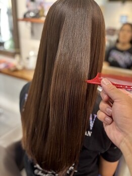 話題の“FIBREPLEX”縮毛矯正で髪へのダメージを減少◎カラーと縮毛矯正を同時に叶えるなら[ROOTS]へ♪