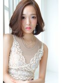 コケティッシュな斜めバングナチュラルセミディラウンドボブ