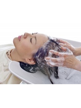 頭皮のケアはもちろん、疲れを癒してくれるヘッドスパで頭皮も髪も心もリフレッシュ…★