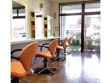 セット面は7席あり、玄関前と向かって左側に駐車場がございます