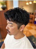 無造作なのに決まる、大人のツイストスパイラルパーマ