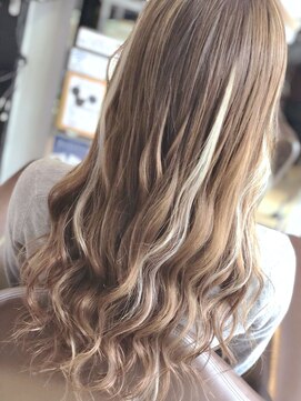 トゥエンティーフォー 泉大津店(24) ブリーチなしでホワイトメッシュ！？