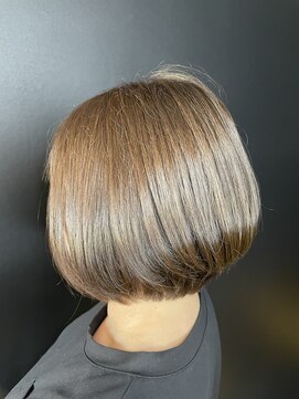 サローネデ アグスティナ バイ サンバンチ(salones de agustina by sanbanchi) 【明石大久保】ふんわりカール/前下がりボブ/シアーグレージュ