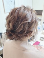 アールイー(Re:)&nbsp;大きめカールベースのアップスタイル