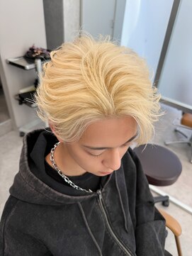 ジーナ 天神(Zina) ホワイトブロンド/フェザーショート