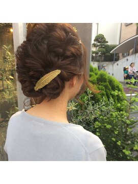 ヒゲメガネ(hige megane.) スイートなアップヘアアレンジ