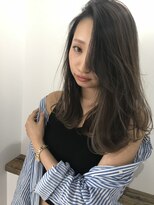 フォーク(FOLK)&nbsp;外国人風ゲラデーションカラー_グレージュ_ラフウェーブヘア