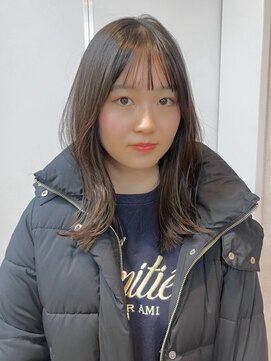 ミディアム黒髪小顔カット