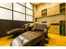 【首の負担が少ない特別なシャンプー台】