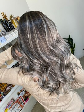 ロンド レア 天神大名店(Lond Le’a) シルバー×バレイヤージュ[天神大名/博多/福岡天神]