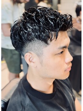 フランクスバーバー アンド ビアークラブ(FRANK'S BARBER and BEER CLUB) アップバングピンパーマ黒髪ビジネススーツバーバースタイル