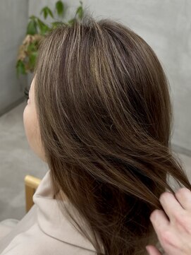 レヴィア(REVIA) レイヤーカットハイライトブリーチ髪質改善トリートメント