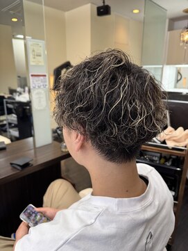 シャルトルーズ(Chart Reuse) ワイルド感溢れる波巻きパーマ