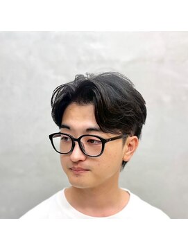 サームマン 人形町(SARM MAN) 黒縁メガネが知的な雰囲気を引き立てる、大人のセンターパート