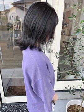 ヘアー アトリエ アンジー(Hair Atelier Angee) ダークネイビーカラーの切りっぱなしボブ