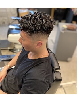 フランクスバーバー アンド ビアークラブ(FRANK'S BARBER and BEER CLUB) スキンフェードサイドパートスリックバックスパイラルパーマ I