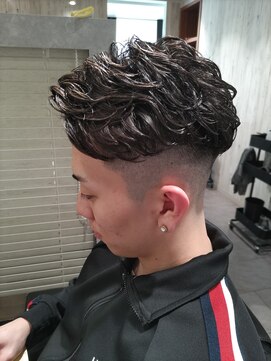 ヨシザワインク バンダイ(YOSHIZAWA Inc. BANDAI) 新発田万代メンズ専門バーバーフェードアップバング毛流れパーマ