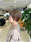 絶妙な美シルエットな大人ハンサムショート ベージュ系白髪染め