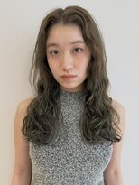 バロンフェム(baLon.fem)&nbsp;旬のオリーブカラーとこなれたハードなパーマスタイル