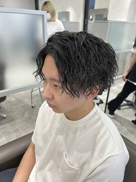 キートス(Kiitos) 刈り上げ/センターパートランダムツイスパ×ハイランダム