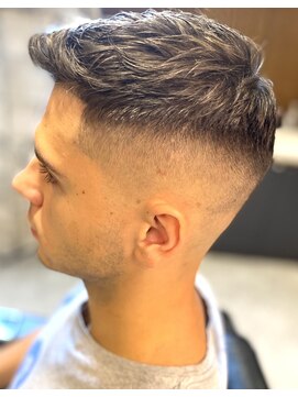 フランクスバーバーザスタンド(Frank’s barber the stand) アップバングスキンフェードクルーカットクセ毛風パーマ