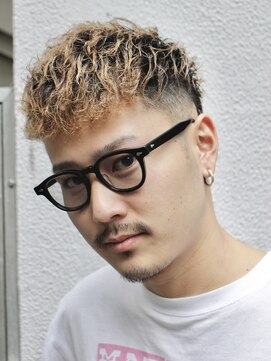 フランクスバーバー アンド ビアークラブ(FRANK'S BARBER and BEER CLUB) ツーブロックフェードソフトツイストベージュスペインカール