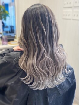 外国人風カラーで周りと差をつける♪柔らかい質感を演出し、抜け感のあるトレンドをおさえたstyleへ…。