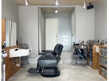 アマミカットクラブ(AMAMI CUT CLUB)の雰囲気（シンプルな空間の一席のみのバーバー。）