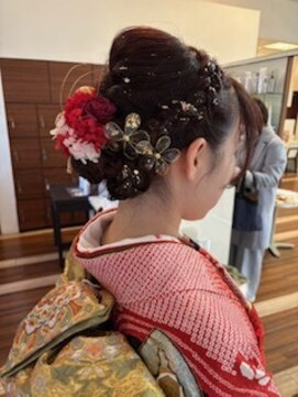 アロマエミュー(aroma emue) ヘアアクセで引き立てるアップヘアー