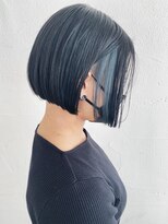 ネフ(NeF)&nbsp;ブルーグレーの前下がりボブにモスグリーンのイヤリングカラー☆